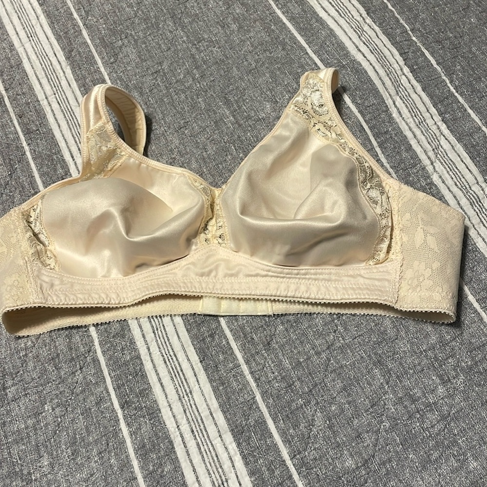 NWOT Playtex 36B rear closure bra